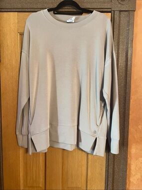 Sage Collective Relaxed Crew Neck Sweatshirt in Light Taupe with Side Pockets
